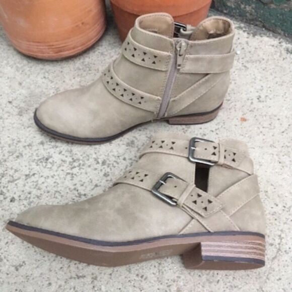 WESTERN STYLE LIGHT TAUPE CUT-OUT BUCKLE ANKLE BOOTIES NEW IN BOX - Picture 2 of 4
